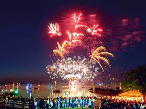 Höhenfeuerwerk mit Menschenmenge