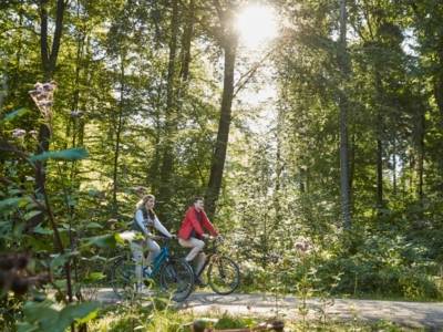 Zwei Personen auf dem Fahrrad