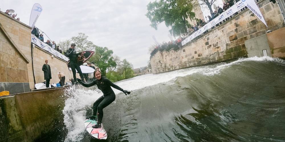 Surferin auf der Leinewelle