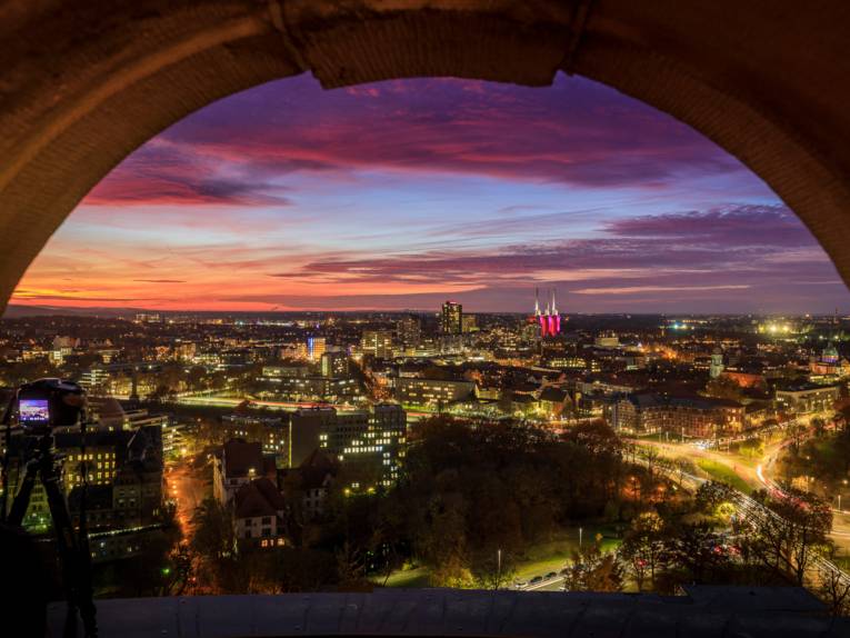 Ausblick über das erleuchtete Hannover
