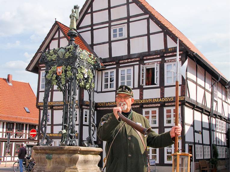 Der Nachtwächter vor dem Peterschen Haus