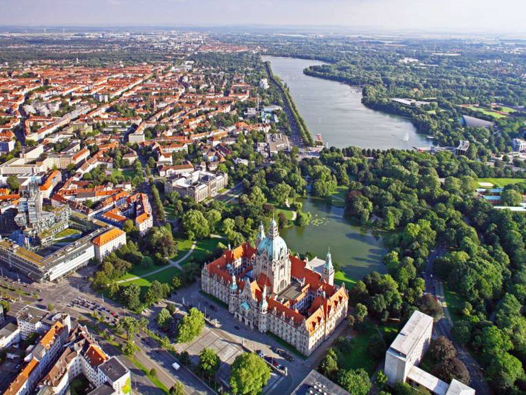 Schrägaufnahme von Hannover mit Blick auf die Stadt.