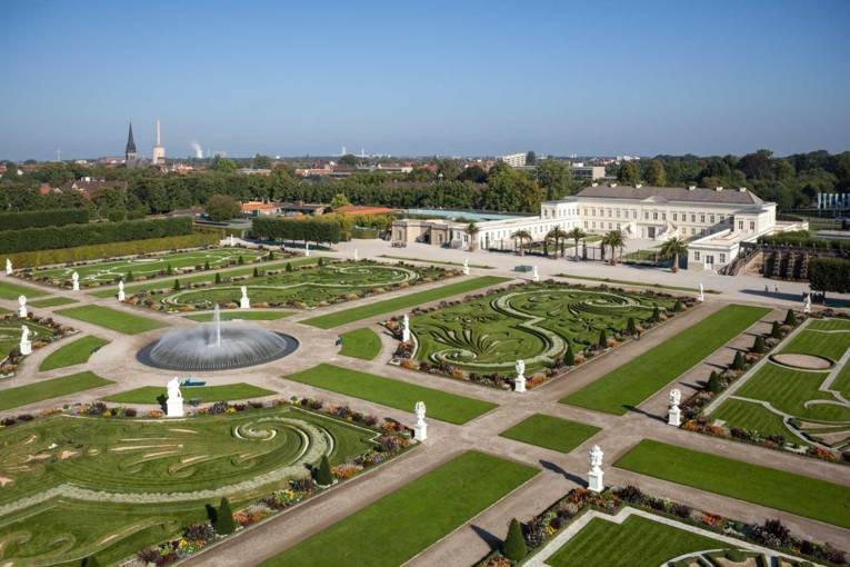 Eine Luftaufnahme des Großen Gartens mit Schloss Herrenhausen
